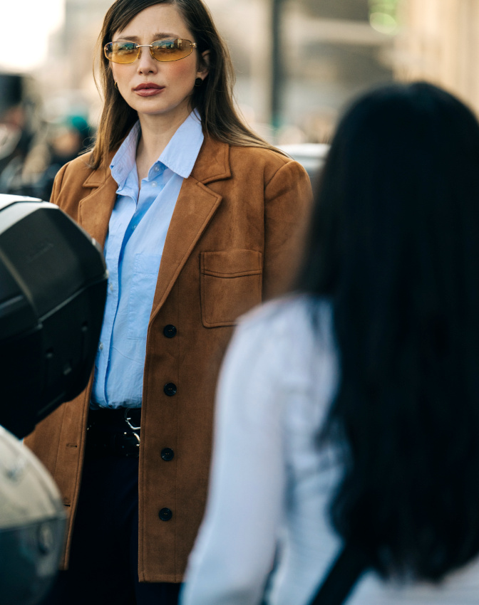 On ne se lasse pas du mix blazer en daim/chemise bleu ciel !