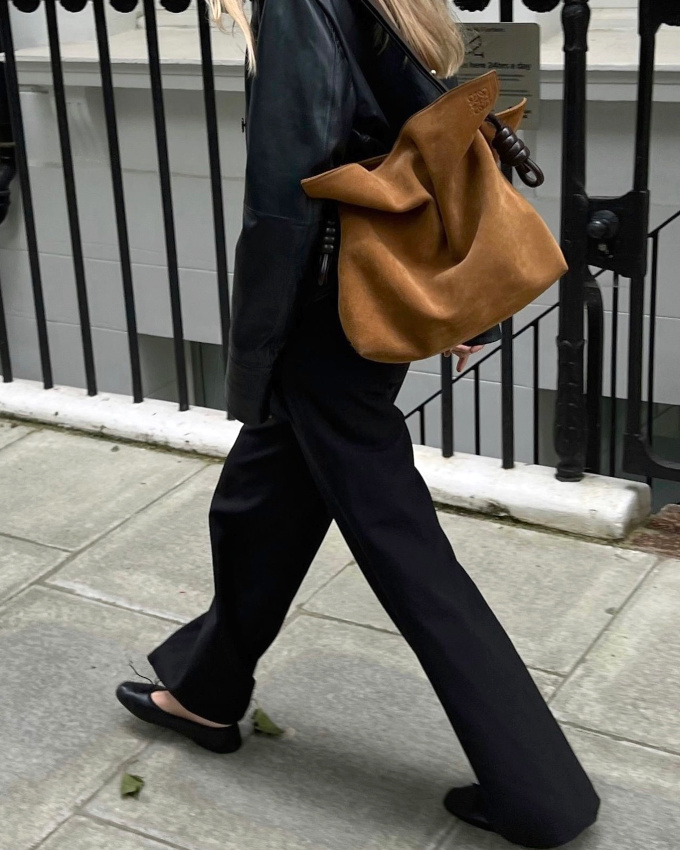 Rien de tel qu'un sac fauve souple pour twister un total look noir !