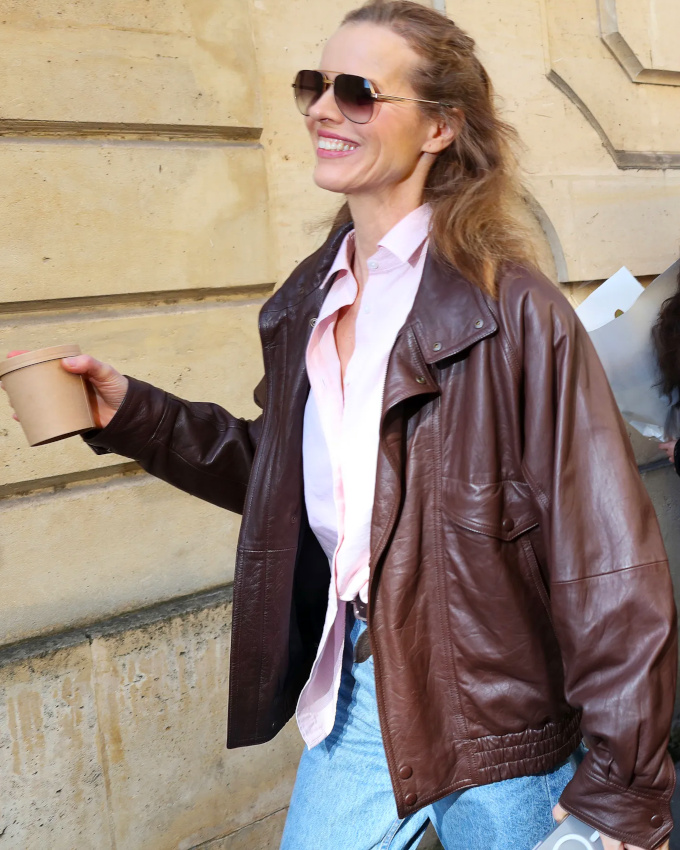 Rien de tel qu'un rose subtil pour accompagner un blouson en cuir marron !
