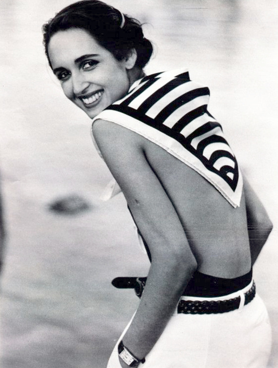 Maillot de bain dos nu + pantalon large + foulard ray = le bon mix