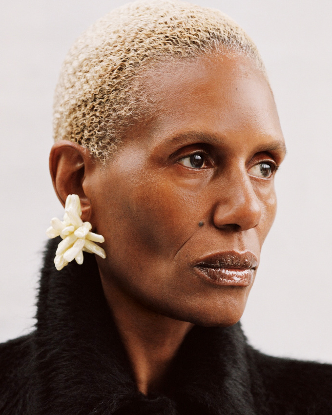 Coupe courte + boucles d'oreilles imposantes = le bon mix