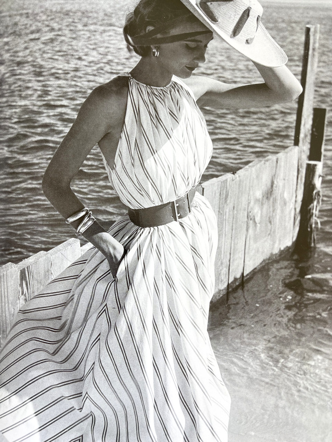 Longue robe + large ceinture = le bon mix