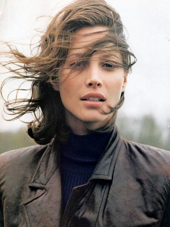 Veste en cuir marron + pull col roul bleu marine + cheveux au vent = le bon mix