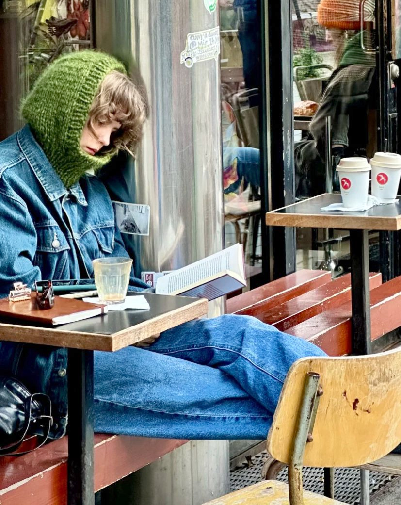 Un bon livre + une cagoule confortable + un caf = le bon mix