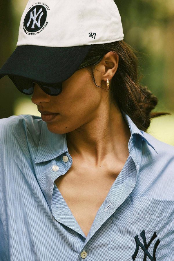 Chemise d'homme + boucles d'oreilles + casquette = le bon mix