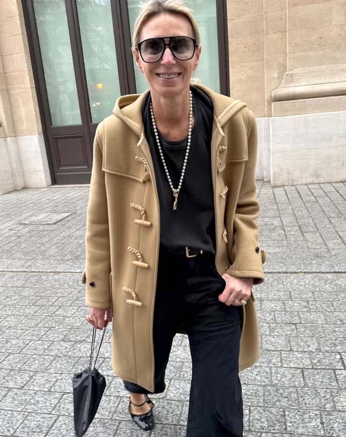 Duffle-coat + pieds nus dans des ballerines = le bon mix