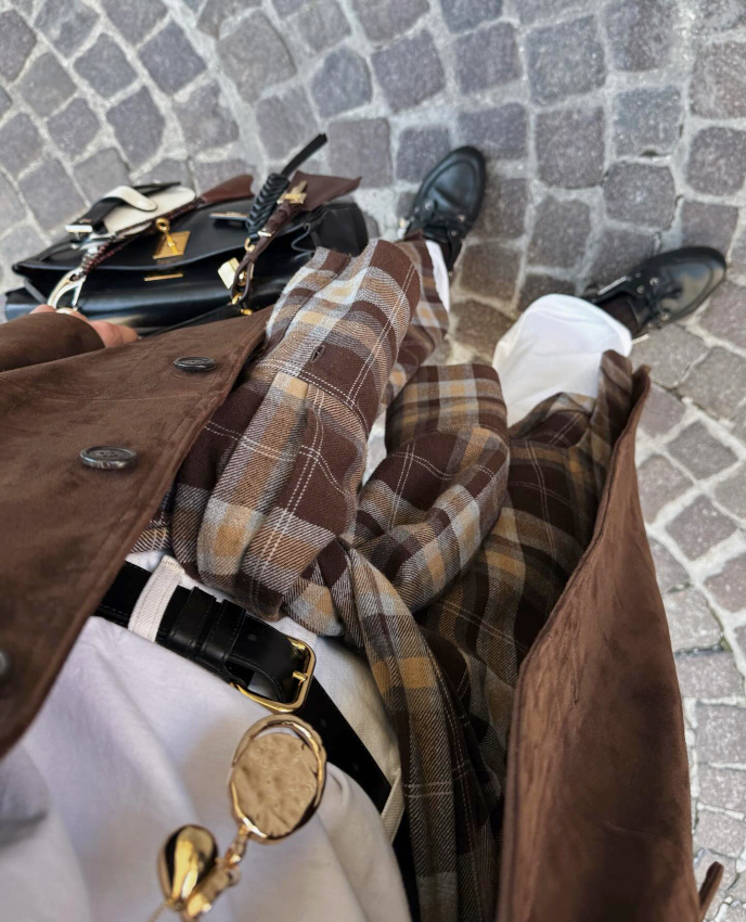 Le gimmick de la chemise  carreaux noue autour de la taille semble sur le point de revenir...