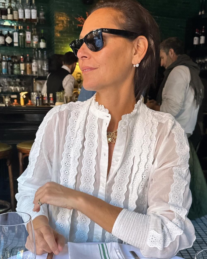 Oui  la rencontre entre Wayfarers et blouse ultra romantique !