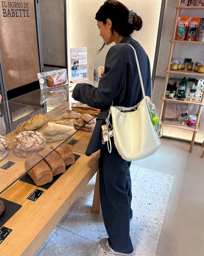 Port avec dcontraction, le tailleur pantalon gagne en dsirabilit !