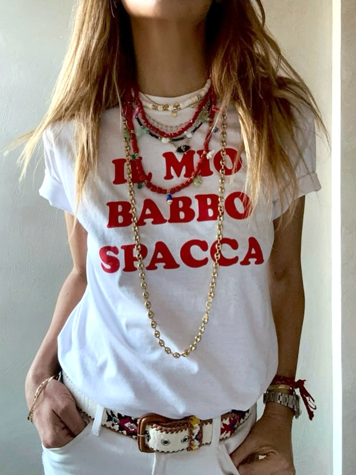 Rien de tel qu'une accumulation de colliers pour booster la dgaine d'un tee-shirt !