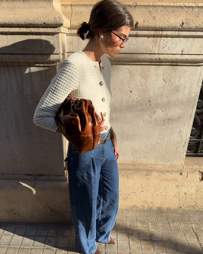 Rien de tel pour rchauffer un jean large qu'un gilet blanc aux allures de petite veste  !