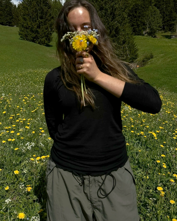 Un champ de fleurs, un pantalon large kaki, peu d'humains  la ronde... what else ?