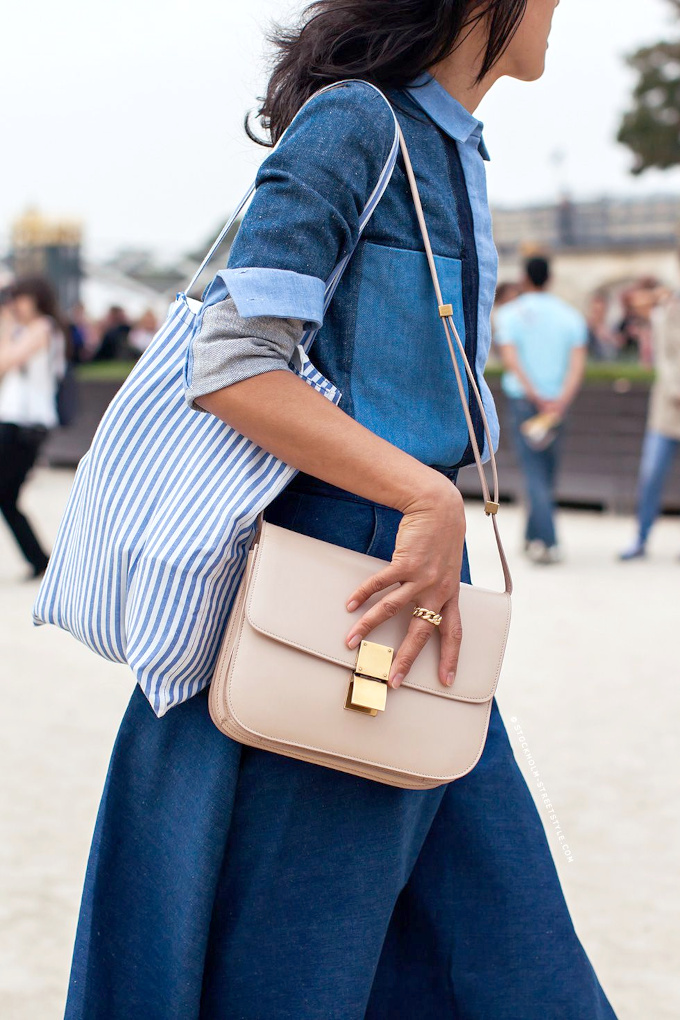 Oui au total look jean boost par des rayures verticales bleu ciel !