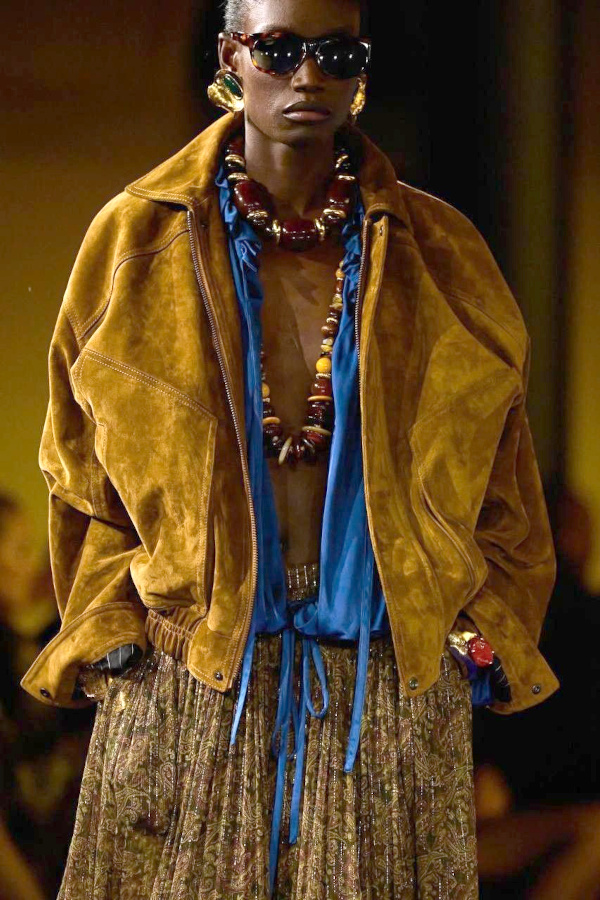 Mlant jeux de textures, de teintes et de styles, ce look a tout bon !