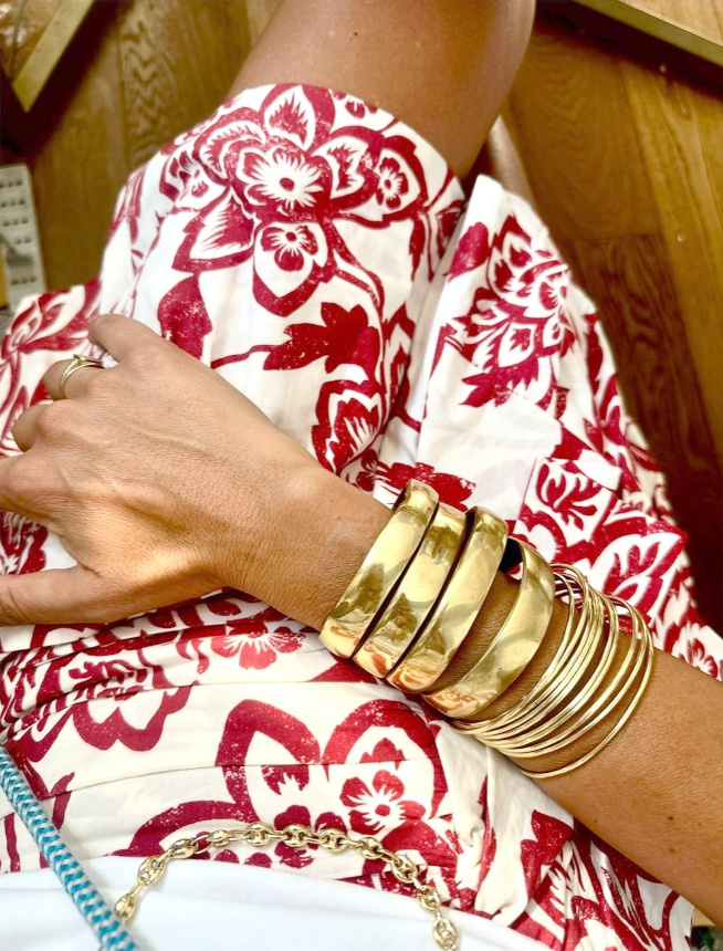 Accumulation de bracelets + imprim hawaen = le bon mix