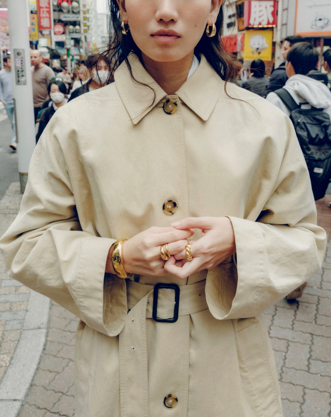 Bijoux dors et trench mastic sont faits pour vivre ensemble !