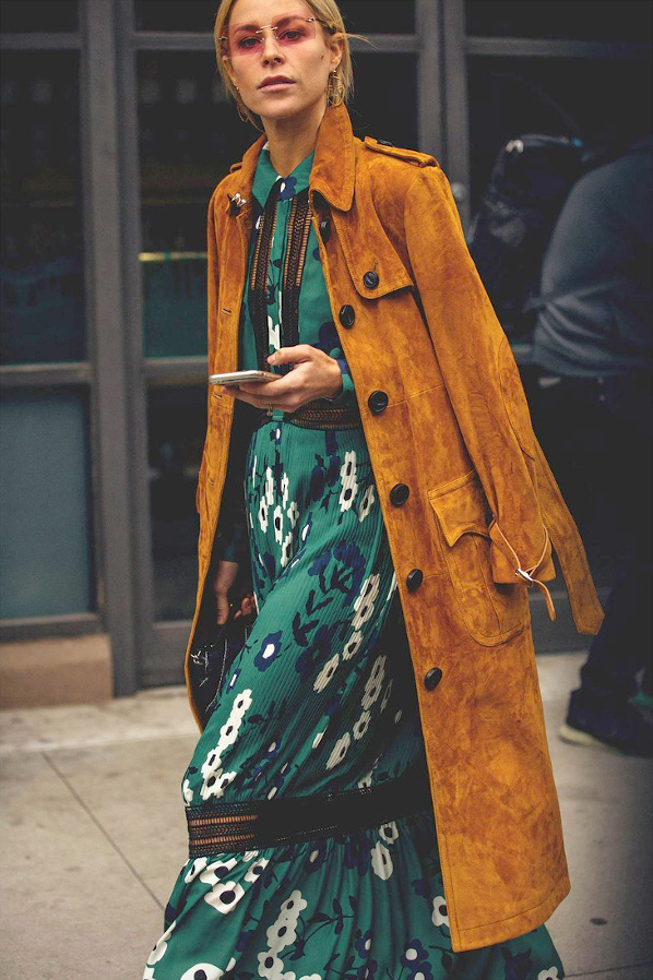 Longue robe verte + trench en daim fauve = le bon mix