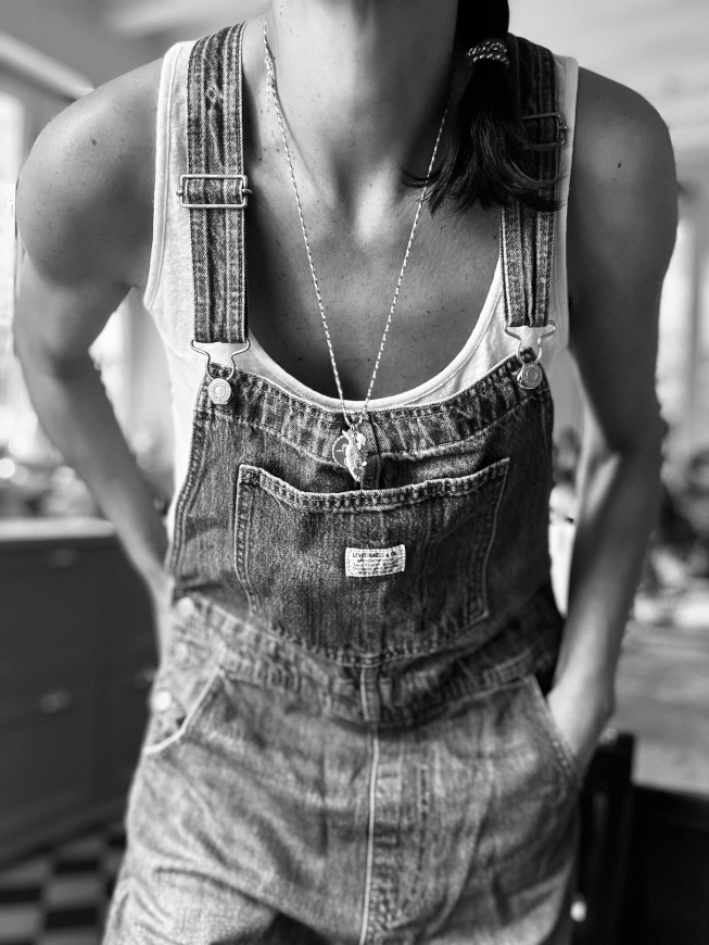 Marcel + salopette en jean = le bon mix