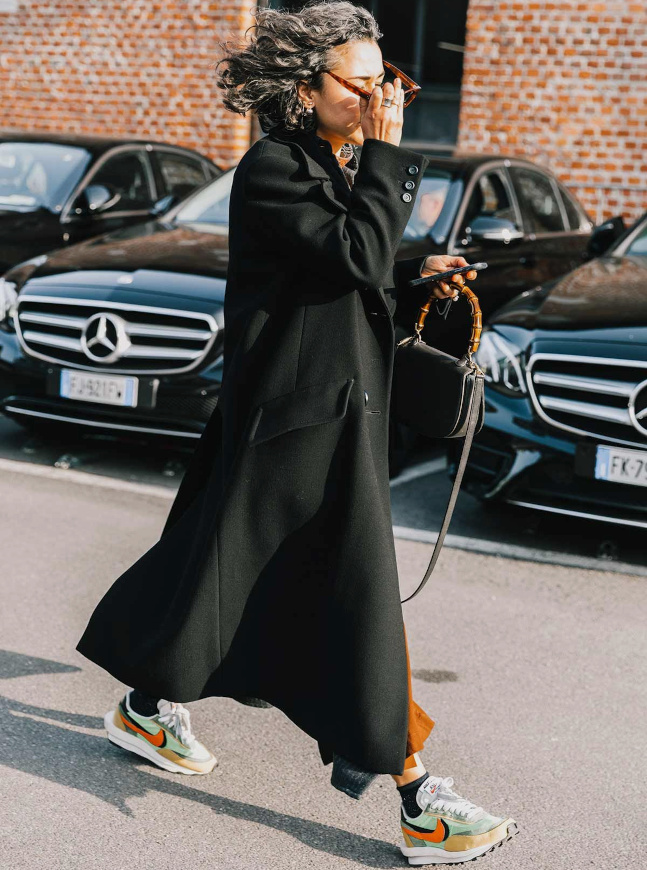 Rien de tel qu'une paire de baskets de caractre pour booster un look sage !