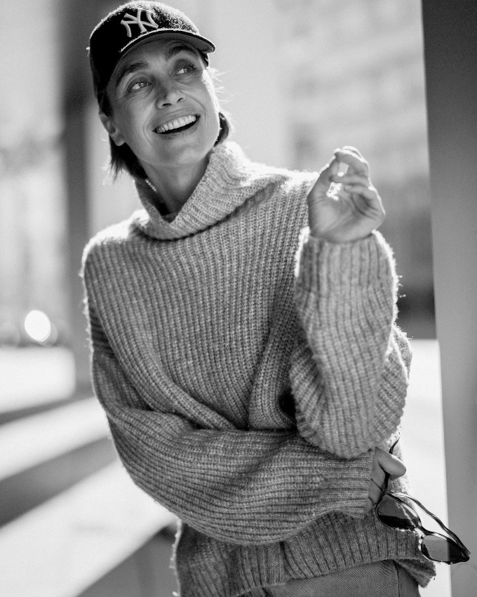 Pull douillet + casquette de baseball + maxi sourire = le bon mix