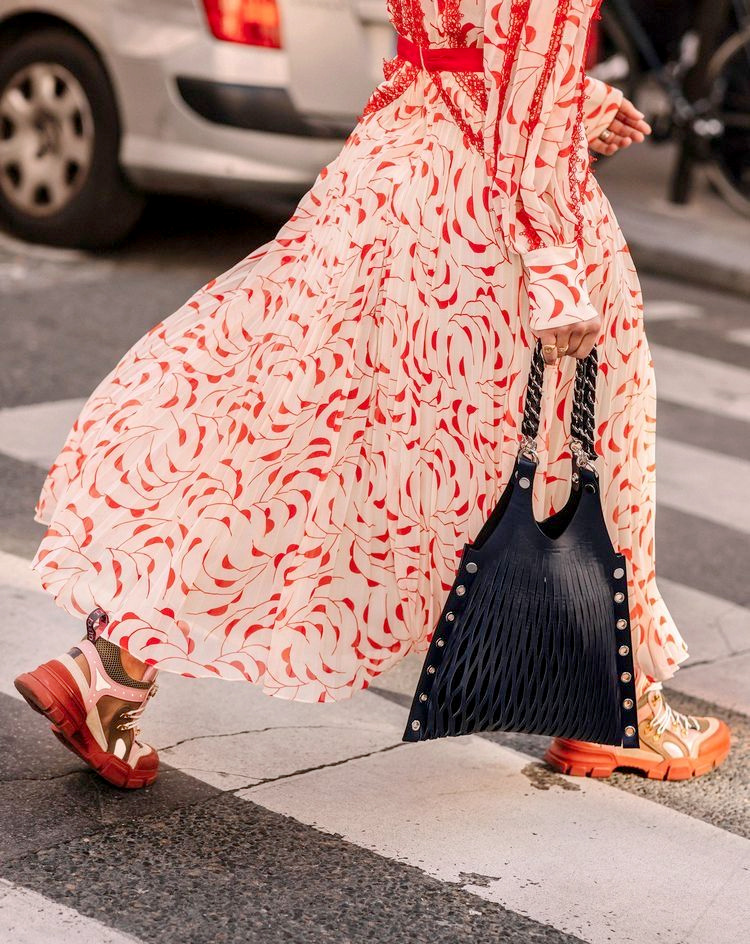 Robe longue ultra fluide + baskets massives = le bon mix