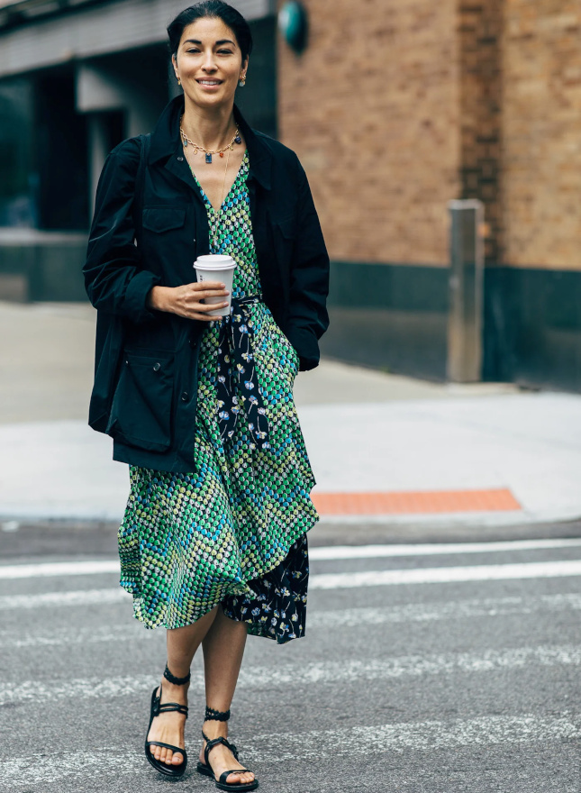 Rien de tel qu'une veste casual monochrome pour rchauffer une robe fluide imprime !