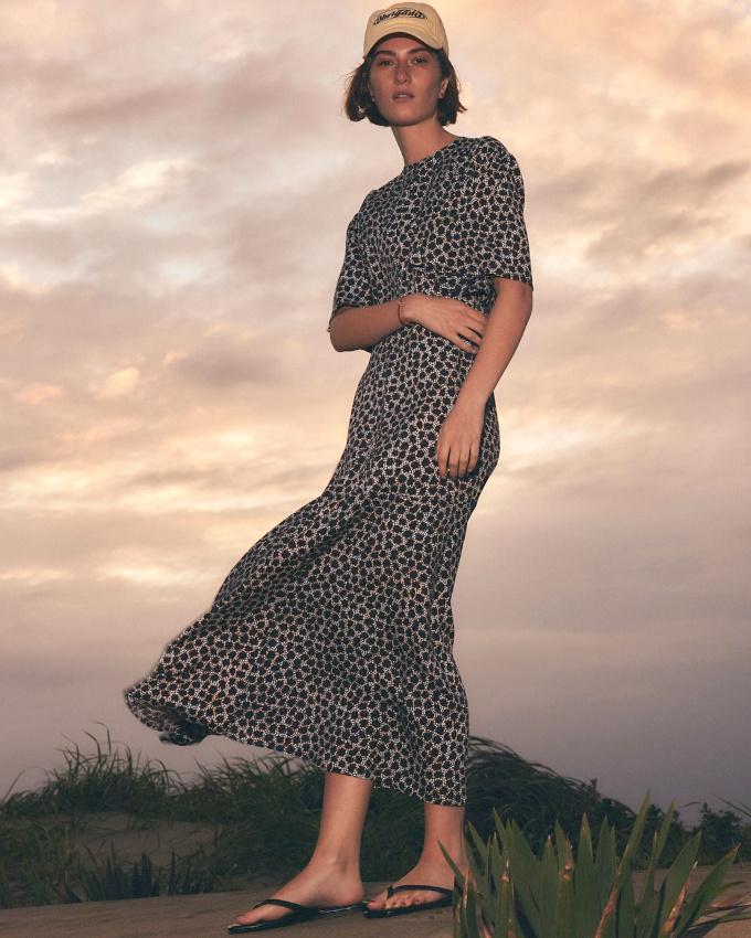 Longue robe fleurie + casquette = le bon mix