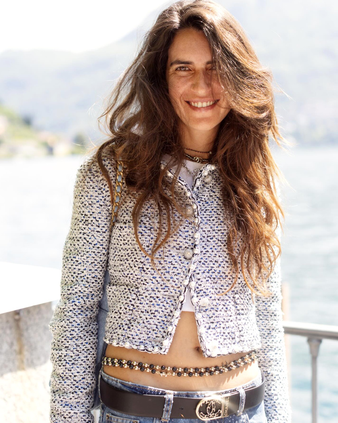 Rien de tel qu'une chevelure joyeusement dsinvolte pour accompagner une petite veste Chanel !