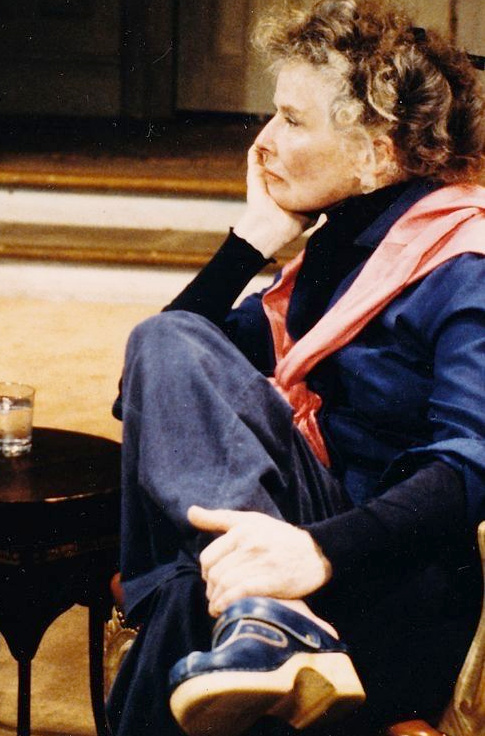 On piquerait bien  Katharine Hepburn ses sabots bleu marine !