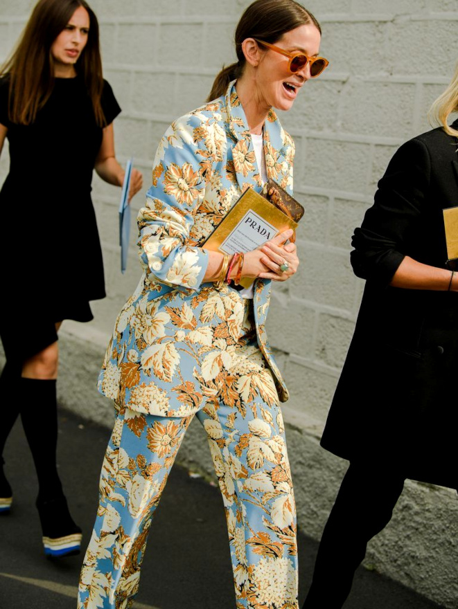 Costume + imprim fleuri = le bon mix