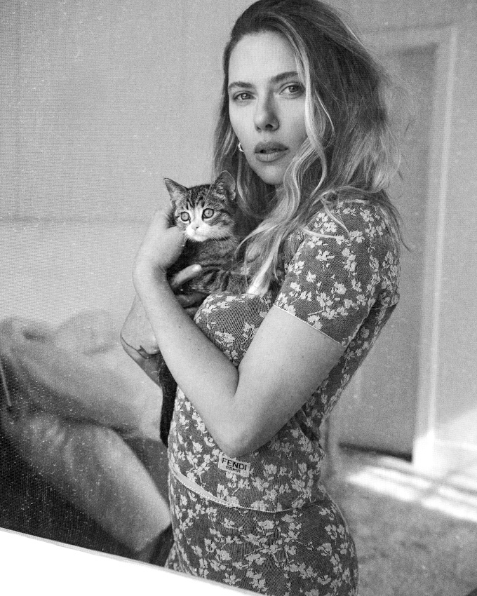 Robe fleurie nineties + chevelure subtilement ondule = le bon mix