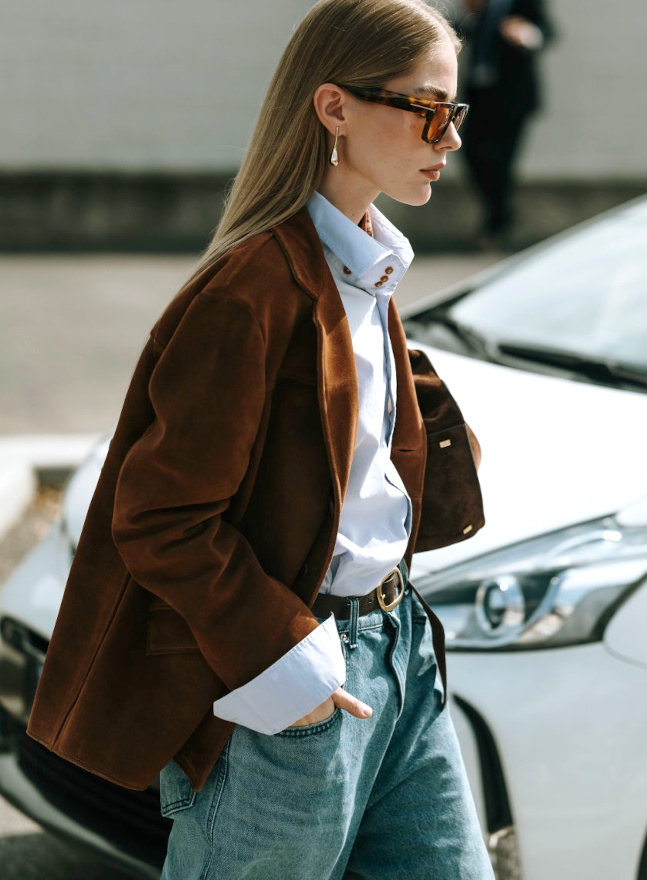 Mlant veste en daim, maxi lunettes de soleil et jean un brin trop grand, ce look a tout bon !