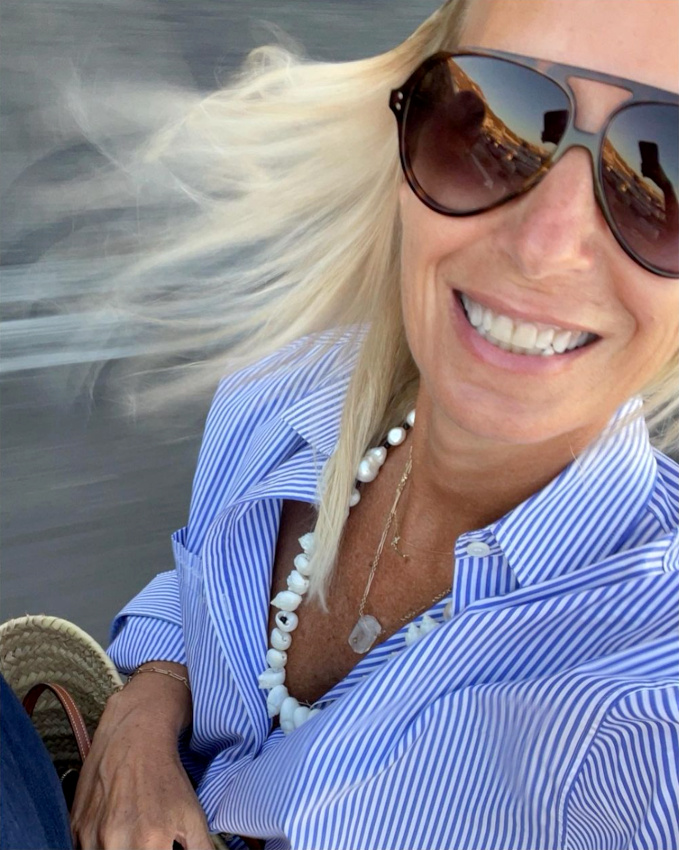 Difficile de faire plus frais que le mix lunettes aviateur/rayures/collier de coquillages !