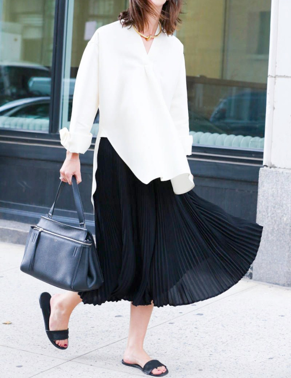 Chemise blanche et jupe plissée noire
