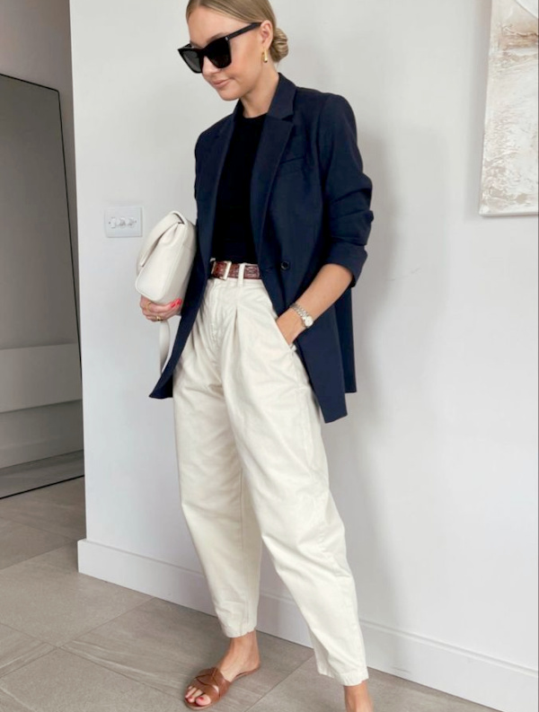 Blazer bleu marine et pantalon blanc