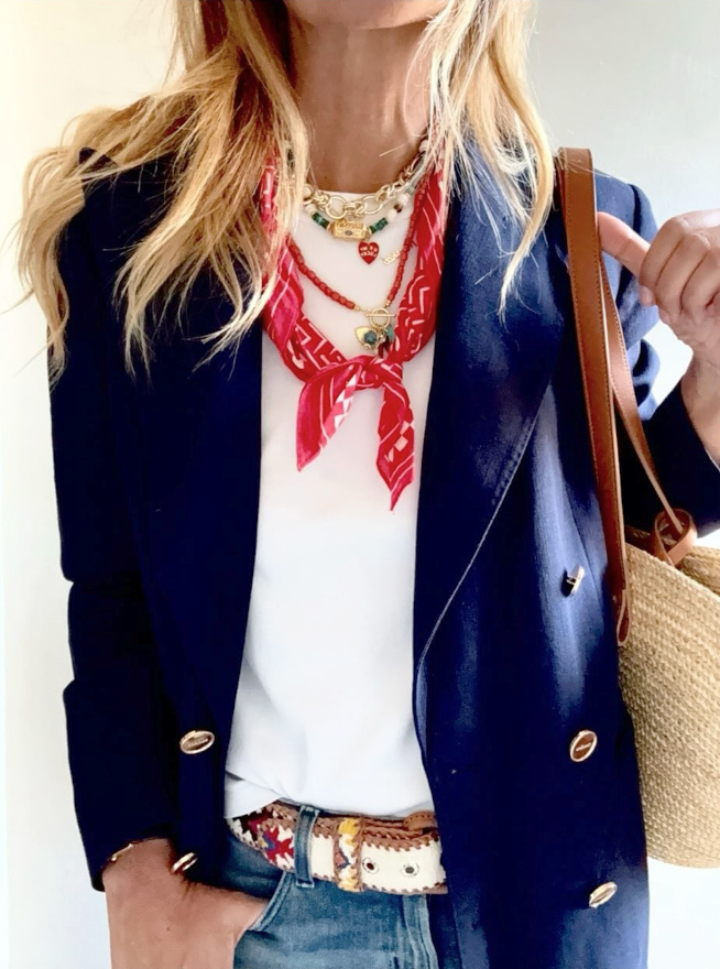 Petit foulard + accumulation de colliers = le bon mix