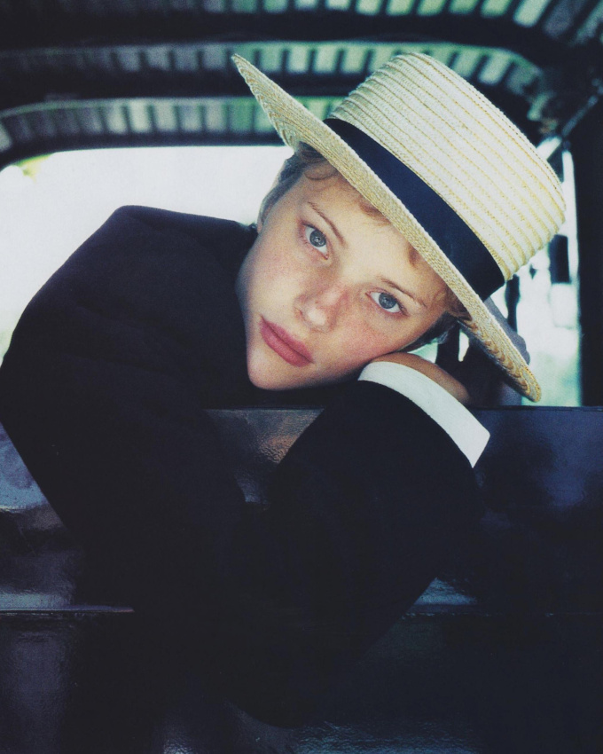 Canotier + regard mutin = le bon mix