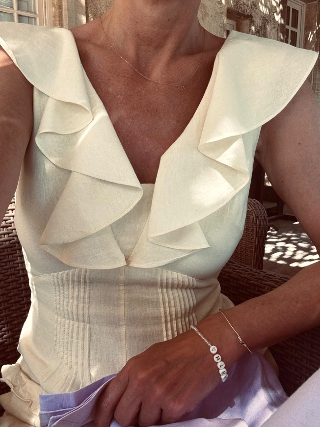 Volants + bijoux trs fins = le bon mix