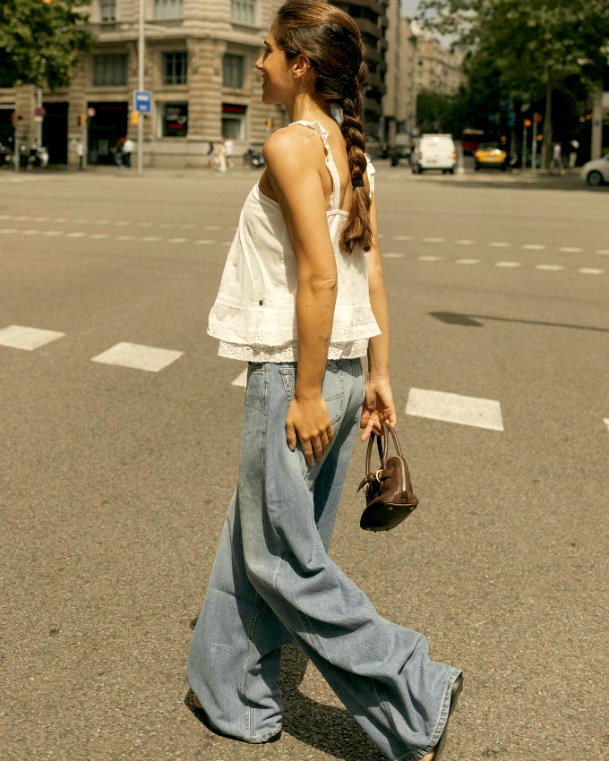 Top romantique + jean large + sandales plates = le bon mix