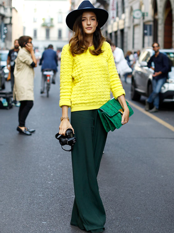 Top jaune et pantalon vert