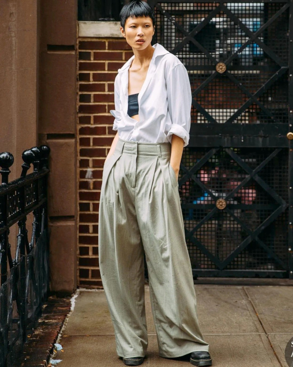 Chemise blanche et pantalon vert