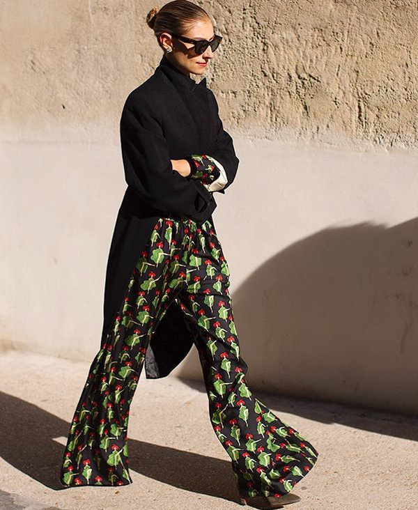 Chemise noire et pantalon fleuri vert