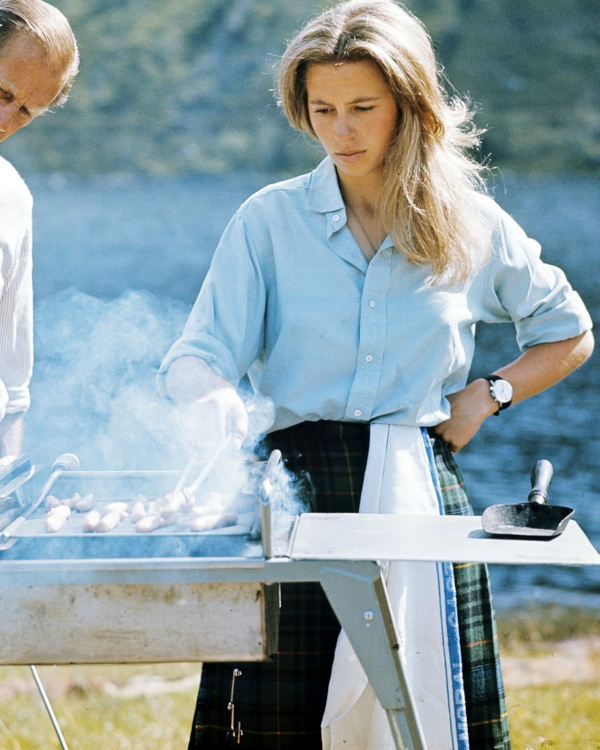 Chemise bleue et jupe à carreaux