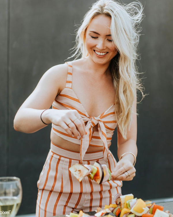Tenue orange rayée
