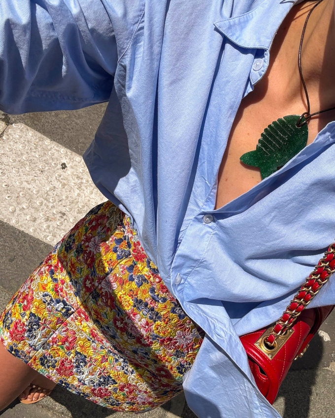 Oui au duo chemise ample/mini-jupe sophistique !