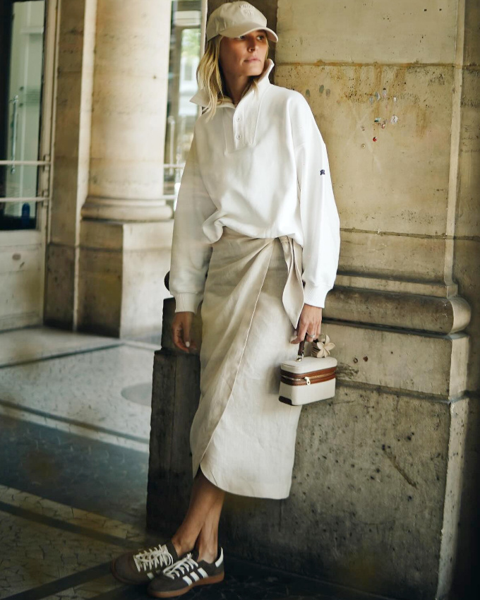 Oui  l'incursion d'une pice fminine au sein d'un look sporty !