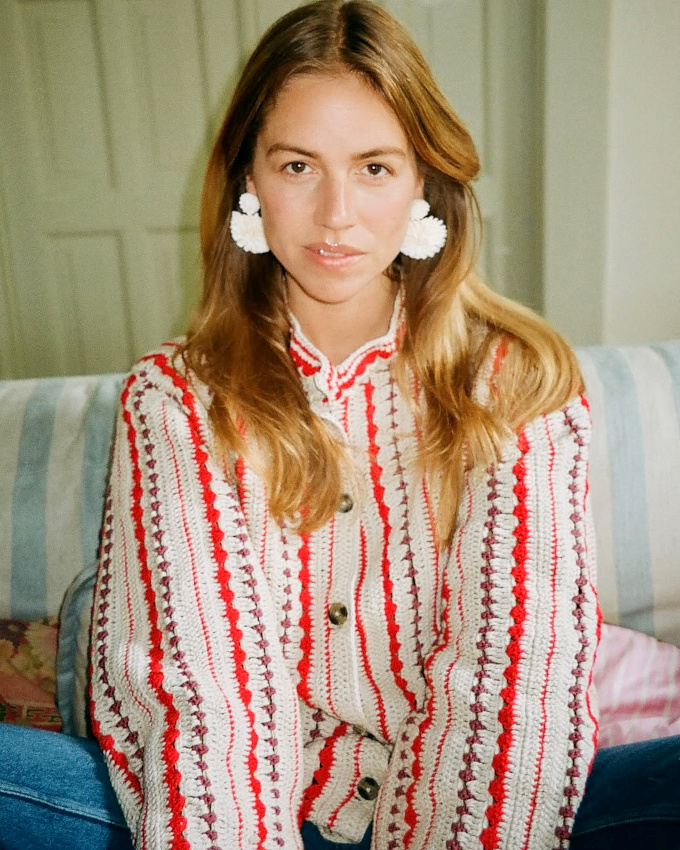 Rien de tel qu'une paire de boucles d'oreilles de caractre pour booster un make-up nude !