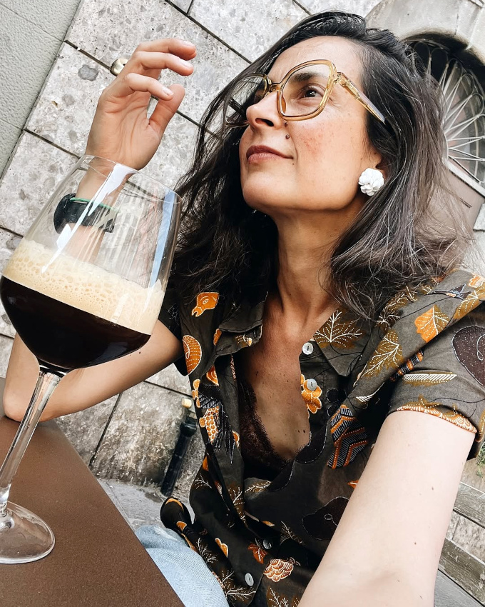 Immenses lunettes de vues + chemisette imprime + soutien-gorge en dentelle = le bon mix