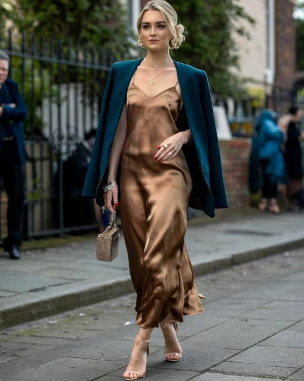 Robe légère rose et blazer bleu