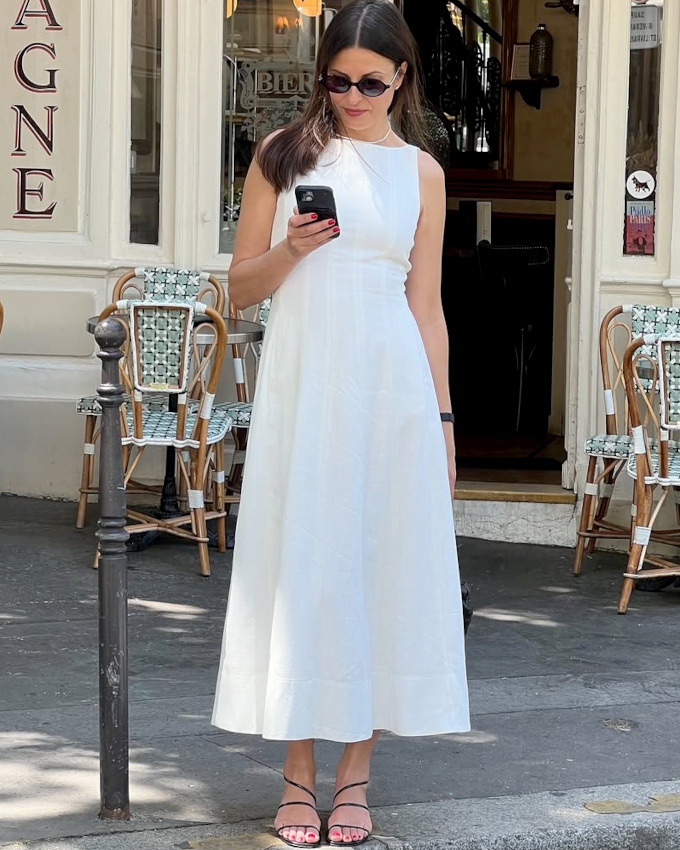 Mlant lgance estivale et coupe accentuant la verticalit de la silhouette, cette robe blanche a tout bon !